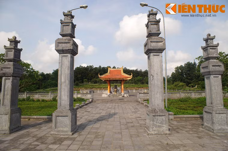 Bên kia cầu là bốn trụ biểu bằng đá, đánh dấu khu vực chính của lăng mộ.