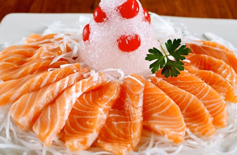 Nên theo chế độ ăn chay kiêng thịt đỏ, mỗi tuần hãy ăn 2 bữa cá, 1 bữa gà tây một tuần và những bữa còn lại chia đều cho những loai rau dinh dưỡng. Giai đoạn xạ trị cũng nên kiêng sữa. Nếu sữa là sở thích thì cũng chỉ nên ăn sữa chua theo kiểu Hy Lạp hay các sản phẩm từ sữa và không ăn nhiều.
