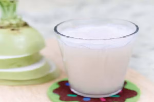 6. Nước ép củ cải. Củ cải dường như đã được dùng để điều trị ung thư trong nhiều thế kỷ. Rễ củ cải còn có tác dụng tái tạo lại tế bào corpuscles máu đỏ để cung cấp oxy cho những tế bào đang bị ung thư hư hại. Đặc biệt là, nó còn giải độc thận, gan và bạch huyết, thúc đẩy quá trình tái tạo các tế bào khỏe mạnh.