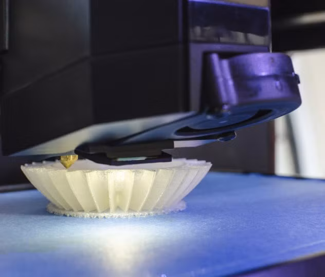 Hy vọng mới từ máy in 3-D. Sự xuất hiện của máy in 3-D đang trở thành một cuộc cách mạng mới trong y học. Người ta có thể tạo ra bất cứ vật thể 3-D nào chỉ nhờ một chiếc máy in, kể cả các bộ phận trong cơ thể. Đã có nhiều cuộc cấy ghép thành công nhờ máy in 3-D như thay thế mô hình tai, sụn, bàng quang, tử cung... Hiện các nhà khoa học vẫn đang tiếp tục nghiên cứu với hy vọng sẽ cho ra đời một cơ quan nội tạng thực sự như thận sinh học từ máy in 3-D. Họ dự tính sẽ phải mất từ 15-20 năm nữa để cho ra đời một quả thận sinh học đầu tiên trên thế giới.