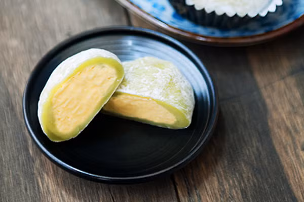 Mochi vị trà xanh ăn dai mềm giống như bánh dẻo trung thu, ở giữa có nhân kem mát lịm, vừa mịn vừa xốp, bên ngoài phủ lớp thêm bột trà lấm tấm luôn là món ăn được teen Hà thành yêu thích. (Ảnh: webtretho) 