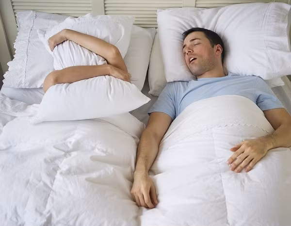 Chữa bệnh ngủ gáy. Nghiên cứu mới gần đây của các nhà khoa học Mỹ đã cho ra kết quả rằng hành động ngáy, một trong những dấu hiệu rõ ràng của tình trạng rối loạn thở khi ngủ, có thể liên quan mật thiết đến việc tử vong vì bệnh ung thư. Vì ngủ ngáy có liên quan mật thiết đến việc ngưng thở khi ngủ.