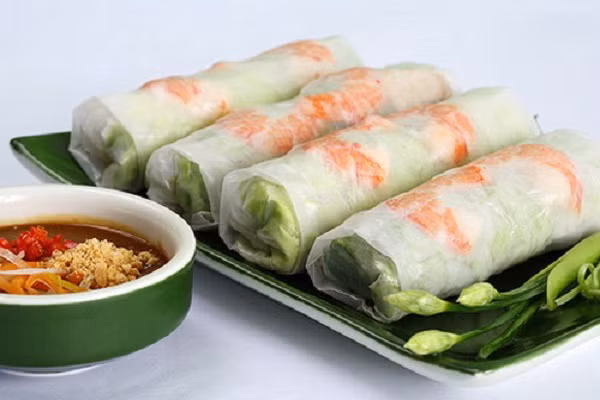 Từ chuối xanh, thịt nguội, nem chua, bánh đa nem... bạn hãy kết hợp chúng lại để có món gỏi cuốn hỗn hợp độc lạ và hấp dẫn, đồng thời cũng rất tiện lợi khi mang đi picnic.