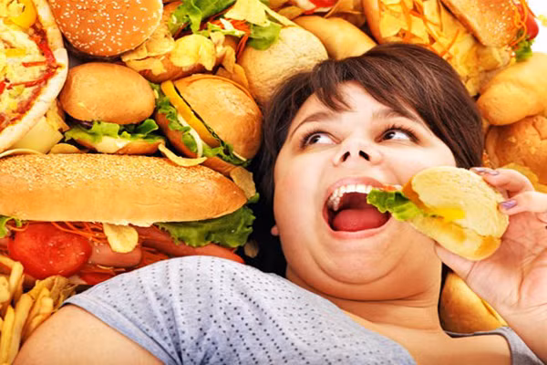 Quá trình này sẽ chậm lại nếu nó không đủ năng lượng và không có gì để làm việc. Bữa ăn tiếp đó, quá trình chuyển hóa sẽ bỡ ngỡ với những thức ăn bạn nạp vào và kết quả là, thức ăn sẽ biến thành chất béo dễ dàng. Đừng lo lắng ăn sẽ béo thêm vài cm. Khi đói, hãy cứ tìm những thực phẩm thích hợp.