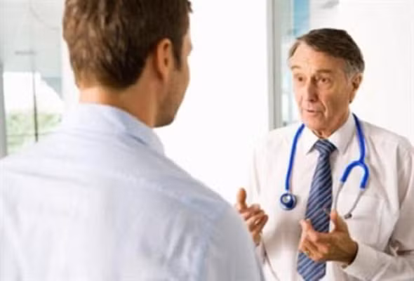 Khu vực quanh đỉnh sưng đỏ và chảy máu. Một dấu hiệu khác của bệnh ung thư vú ở nam giới là triệu chứng tấy đỏ bất thường xung quanh khu vực vú. Nhiều người chủ quan với triệu chứng này bởi có thể do va chạm, dị ứng dẫn tới tấy đỏ. Tuy nhiên, tình trạng này kéo dài, có thể kèm theo ngứa, đau thì nam giới nên đi thăm khám để biết chính xác tình trạng này, để sớm có phương pháp chữa trị thích hợp.