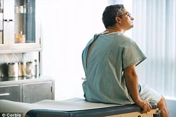 Các kỹ thuật sàng lọc ung thư vú ở nữ giới cũng được áp dụng cho nam như khám sức khỏe, chụp nhũ ảnh, và làm xét nghiệm sinh thiết (kiểm tra mẫu nhỏ của mô dưới kính hiển vi). Tương tự thì, các kỹ thuật điều trị như xạ trị, hóa trị hay liệu pháp hooc môn ở nữ cũng được điều trị cho nam.