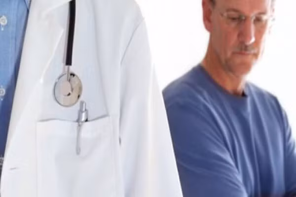 Tuy nhiên, vì vẫn là mô vú, cho nên nam giới vẫn có thể bị ung thư vú, phần trăm chỉ ít hơn nữ giới. Đàn ông dưới 35 tuổi rất hiếm bị ung thư vú, càng già thì nguy cơ này càng cao, hầu hết bệnh này xảy ra với đàn ông trong độ tuổi từ 60 - 70.