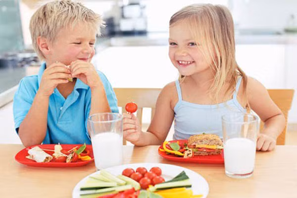 Ăn chậm. Ở bất kỳ độ tuổi nào, ăn chậm là cách tốt nhất để kiểm soát cân nặng. Mặc dù bạn mong muốn trẻ hoàn tất bữa ăn nhanh trong vài chục phút chứ không phải vài giờ, nhưng quan trọng hơn là có thể tập cho trẻ biết ăn từ tốn và nhai thức ăn đúng cách để có một hệ tiêu hóa khỏe mạnh cùng sức khỏe cân bằng, dinh dưỡng.