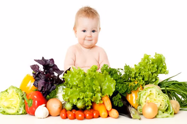 Làm gương cho con. Trẻ em vốn rất thích học theo người lớn. Chúng sẽ nhìn gương cha mẹ và học tập thói quen ăn uống. Do vậy, cha mẹ hãy đặt ra một chế độ ăn uống lành mạnh và khoa học cho mình. Nhờ đó trẻ sẽ dễ dàng ăn theo thức ăn của cha mẹ.