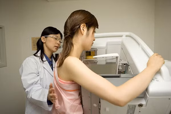 2. Chụp quang tuyến vú. Chụp X quang tuyến vú (mamography) là phương pháp chụp X quang đặc biệt, dùng lượng tia X rất nhỏ để ghi hình ảnh chi tiết của tuyến vú nhằm phát hiện đặc điểm những khối u vú ngay cả khi chưa sờ thấy khi thăm khám.