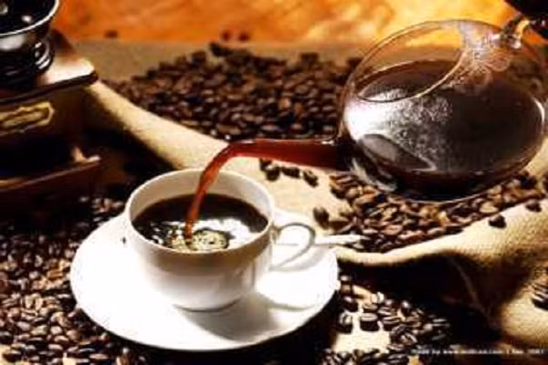 Bên cạnh những lợi ích mà cafe mang lại như: giúp giảm cân, ngừa ung thư, lợi tiểu, giảm nguy cơ mắc bệnh sỏi mật, ngừa xơ gan, tăng cường hoạt động não bộ… thì cà phê cũng là tác nhân làm rối loạn nhịp tim, tắc mạch máu, gây buồn nôn, tạo cảm giác lo lắng, bồn chồn, run rẩy, khó ngủ… nếu dùng nhiều. Vì vậy bạn chỉ nên dùng một lượng cafe nhỏ vào buổi sáng để tinh thần được tỉnh táo.