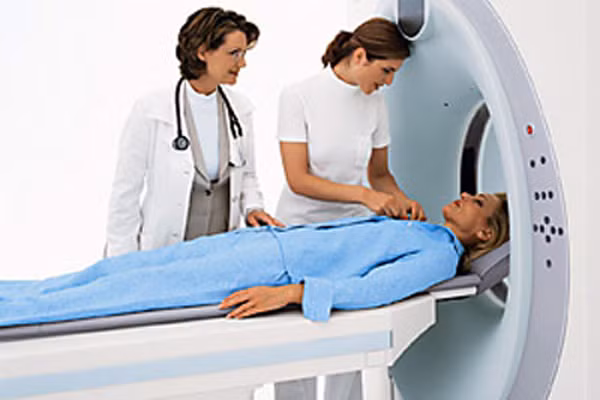 Trong quá trình xạ trị đặc biệt, da có thể xuất hiện những vết cháy và bị kích thích đỏ ửng với vùng da trắng và tối hơn hoặc chuyển tái mét với vùng da tối màu. Những tác dụng phụ khác như đau và rát cũng thường xuyên xảy ra sau khi xạ hóa trị. 