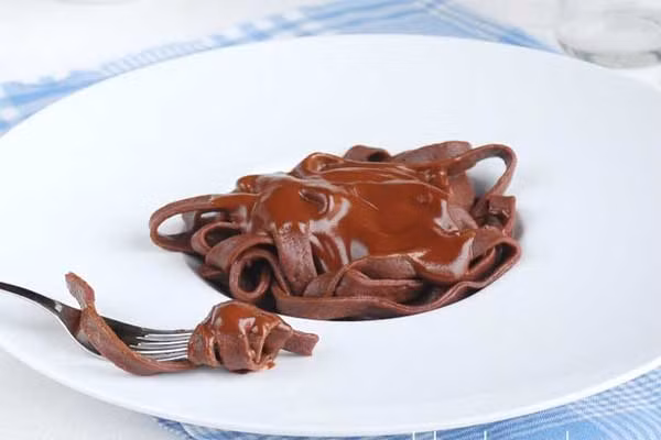 Mỳ ý trộn sô cô la. Hãy thử tài làm món mỳ pasta socola ngon tuyệt, người ấy sẽ bị đánh gục bởi món ăn rất lạ này. Vị ngọt, ngon của nó khiến người ăn có cảm giác ngây ngất đến khó quên. Mỳ pasta socola sẽ là một gợi ý không thể hoàn hảo hơn khi bạn kết hợp với sốt socola hay sốt hoa quả.