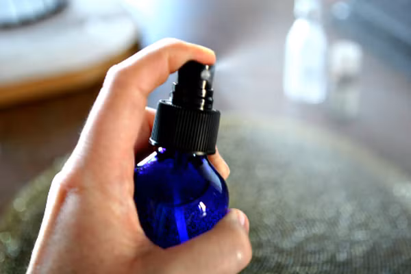 3. Paraben là những hóa chất có tính chất giống như estrogen - một trong những nội tiết tố liên quan đến sự phát triển của ung thư vú. Paraben được sử dụng rộng rãi làm chất bảo quản trong mỹ phẩm - được tìm thấy trong các loại kem dưỡng và sản phẩm khử mùi. Nó có thể hấp thụ qua da và gây ra ung thư vú. Một nghiên cứu đã chỉ ra parabens được tìm thấy trong 99% mẫu mô ung thư vú, 60% số mẫu đó chứa ít nhất 5 parabens.