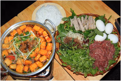 Lẩu riêu cua bắp bò, ngõ 8. Đây là một trong những quán đồ ăn Hà Nội chiểm được cảm tình của nhiều bạn trẻ ở Sài Gòn. Lẩu riêu cua bắp bò là món ăn trứ danh làm nên thương hiệu của quá. Một suất lẩu riêu cua bắp bò bao gồm một mẹt đầy ấp các loại thức ăn khác nhau như riêu cua, bắp bò, trứng vịt lộn, con rạm, cua đồng và đậu hủ mơ cùng với các loại rau ăn kèm rất đa dạng. Ảnh: depplus