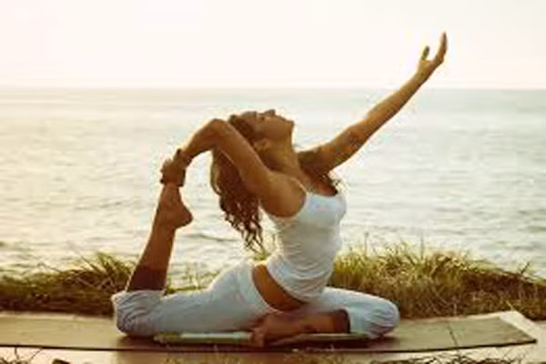2. Yoga. Liệu pháp yoga giúp người bệnh tĩnh tâm hơn và chấp nhận thực trạng bệnh của mình. Nghiên cứu của các nhà khoa học thuộc Đại học Texas (Mỹ) phát hiện rằng những bệnh nhân tham gia các bài tập yoga bao gồm các kỹ thuật hít thở có kiểm soát và thư giãn bên cạnh việc điều trị, có chất lượng cuộc sống tốt hơn, sức khỏe tổng thể được cải thiện và điều chỉnh được lượng hormone gây căng thẳng cortisol.