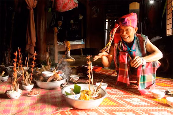 Dân tộc Pa Cô. Tùy vào điều kiện, hoàn cảnh của mỗi gia đình để tổ chức Tết to hay nhỏ. Những hộ khá giả thì mổ lợn, còn các gia đình khó khăn thì cũng phải kiếm con gà để cúng trời đất. Dân tộc Pako có hai cái Tết, một mừng lúa mới sau đó mới đến Tết toàn dân. Mâm cơm cúng Tết của bà con Pa Cô có đầy đủ rượu, thịt, xôi và các loại bánh trái.