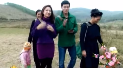 Bánh vắt vai có vị thơm ngon, ngọt bùi, đậm đà... khó quên. Người dân thường vắt bánh trên vai khi đi đường, vì vậy có thể thưởng thức bánh bất cứ khi nào muốn. Ảnh: youtube