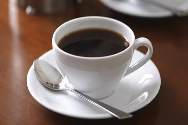 2. Cà phê bùn (Kopi Tubruk). Những người thích thưởng thức cà phê một cách thanh nhã sẽ không chọn Kopi Tubruk. Cà phê bùn rất phổ biến ở Bali và Java (Indonesia) nhờ các thương nhân Trung Đông, vì thế cà phê bùn rất giống với cách pha cà phê Thổ Nhĩ Kỳ hay Hy Lạp. Người ta cho khoảng 2 muỗng cà phê xay nhỏ, thêm đường, nước trái cây địa phương hay sữa đặc vào cốc và thêm nước nóng.