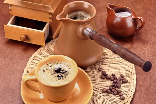 1. Cà phê Thổ Nhĩ Kỳ. Một số nước Đông Âu và Trung Đông cũng pha cà phê theo kiểu Thổ Nhĩ Kỳ. Người ta dùng một chiếc bình truyền thống gọi là “ibrik”, hình phễu lộn ngược bị cắt cụt, có tay cầm rất dài. Trước hết đun nước sôi liu riu nhỏ lửa trong ibrrik, sau đó nhấc cái ibrik ra và cho cà phê xay mịn vào, có thể cho thêm đường và một số loại hương liệu khác.