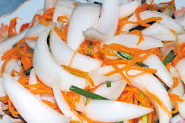 Tuy nhiên dùng hành tây cũng có những chống chỉ định đối với những người đang mắc các bệnh thận, gan và bệnh mạn tính về đường tiêu hoá, dạ dày. Do trong hành tây chứa các chất glycosid có ảnh hưởng tới hoạt động của tim, nên cũng chống chỉ định cả với những người bị bệnh tim mạch.