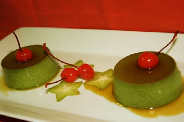 Bột trà xanh (Matcha) được sử dụng phổ biến làm các loại bánh như bông lan, bánh flan, mousse, bánh quy trà xanh... Bánh mang hương vị trà xanh ngon ngậy hòa quyện với vị sữa ăn vừa lạ lẫm vừa thú vị. (Ảnh: Evavaobep.com)