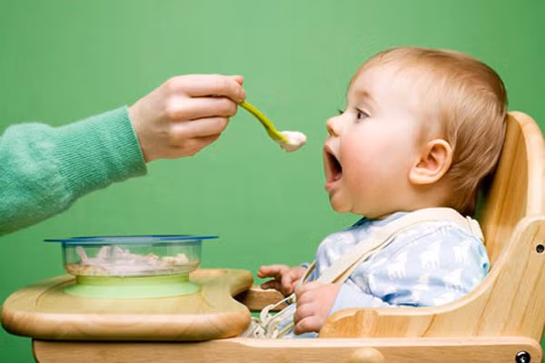 Các loại cá ít gây dị ứng là cá chim, cá bơn, cá tuyết, cá hồi, cá thu… Nên tránh cho trẻ ăn những loại cá như cá kiếm, cá mập bởi chúng chứa hàm lượng thủy ngân cao ảnh hưởng đến sự phát triển của bộ não cũng như hệ thống các dây thần kinh, dễ dẫn tới dị ứng, ngộ độc.