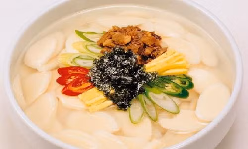 Người Hàn Quốc quan niệm, ngày đầu năm ăn “tteokguk” có ý nghĩa nghênh tiếp ánh sáng mặt trời; từ bỏ cái cũ và đón lấy cái mới, vạn vật hồi sinh, đem lại may mắn. Ảnh: thichnauan