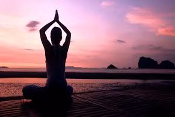 Mục đích lớn nhất của yoga là kết nối tâm trí, cơ thể và tinh thần bằng cách kết hợp những chuyển động nhẹ nhàng và kỹ thuật thở. Bằng cách thư giãn sâu và nâng cao nhận thức, yoga là một nguồn tài nguyên vô giá cho những người bị ung thư.