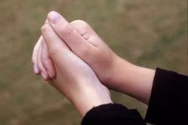 Bàn tay và ngón tay sưng lên. Hiện tượng này tương đối vô hại, có thể chế độ ăn của bạn quá nhiều muối hay cơ thể không nạp đủ nước dẫn đến sưng các ngón tay. Nếu bạn đã điều chỉnh các yếu tố trên mà vẫn sưng thì có thể bạn mắc bệnh về tuyến giám hay khớp, xơ cứng động mạch.