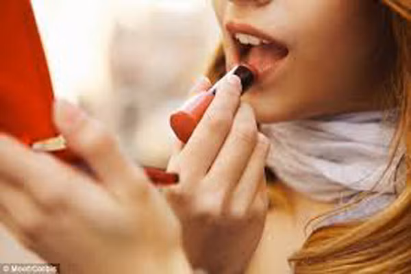 Retinyl Palmitate là một dạng tổng hợp vitamin A có thể gây độc cho phụ nữ mang thai. Nó được đánh giá là gây "nguy hiểm vừa phải" do có một số bằng chứng chứng minh nguy hại cho sức khoẻ, từ ung thư đến sinh sản.