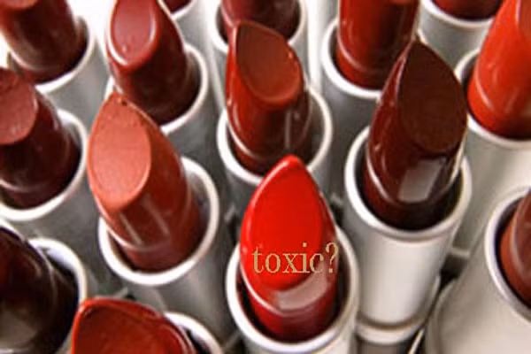 Tocopheryl Acetate, còn được gọi là vitamin E acetate, được sử dụng trong một loạt các sản phẩm, bao gồm son môi, kem dưỡng ẩm và kem nền. Các nhà nghiên cứu đánh giá là "nguy hiểm vừa phải" vì nó chỉ có thể gây ngứa, rát, phát ban hay phồng rộp da.