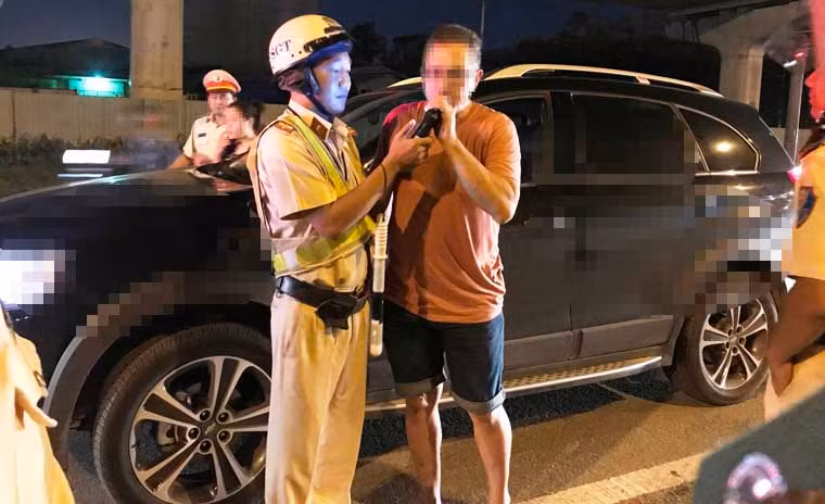 Một người nước ngoài điều khiển ô tô cũng được phát hiện vi phạm nồng độ cồn.