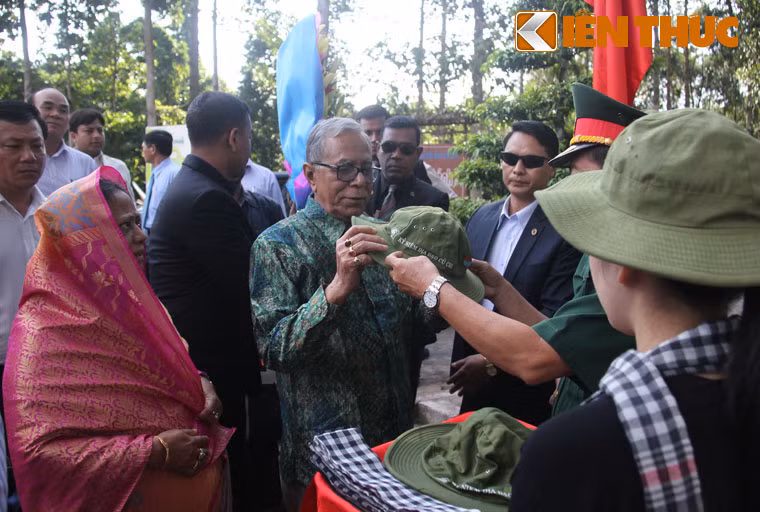 Tổng thống MD. Abdul Hamid vô cùng thích thú, ấn tượng khi được đội chiếc mũ tai bèo và khoác chiếc khăn rằn của "Bộ đội Cụ Hồ".