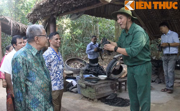 Nhân viên khu di tích đang giới thiệu với Tổng thống cùng phái đoàn nước Cộng hoà Nhân dân Bangladesh về tinh thần không quản gian khổ, hy sinh và ý chí quật cường chống ngoại xâm của nhân dân Việt Nam. 
