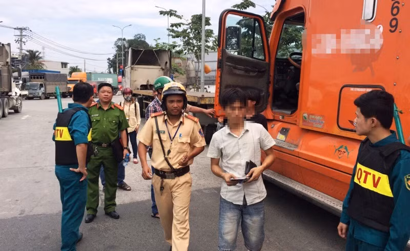 Công an phường Trường Thọ phối hợp với nhiều lực lượng liên quan tiến hành kiểm tra hành chính, test nhanh ma túy…đối với các trường hợp nghi vấn là tài xế lái xe đầu kéo container vào cụm cảng trên địa bàn phường Trường Thọ.