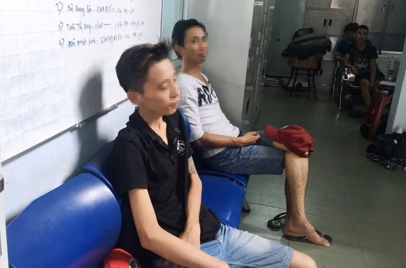 Các đối tượng là tài xế sử dụng ma túy bị tạm giữ tại công an phường. 