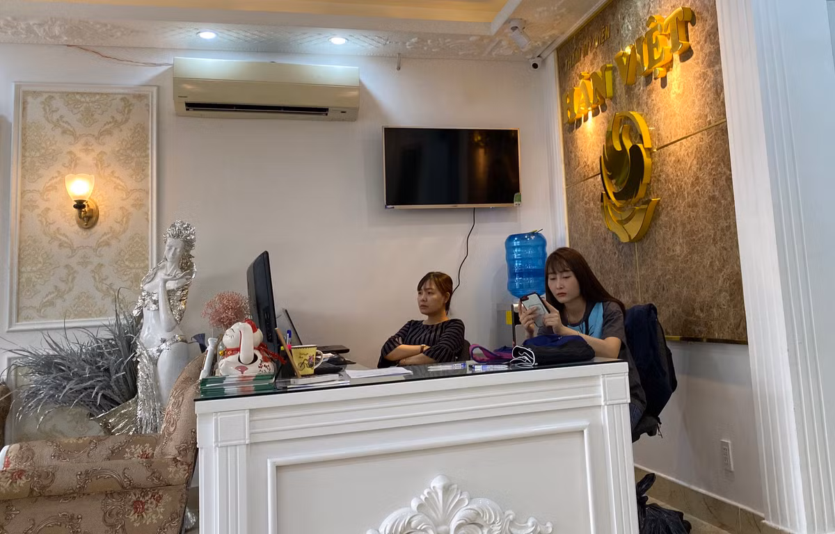 TMV Hàn Việt nhận “dao kéo” ngực, mông trái phép: Chủ là BS bệnh viện Chợ Rẫy Phạm Hồ Nam? - Hình 2 TMV Han Viet nhan “dao keo” nguc, mong trai phep: Chu la BS benh vien Cho Ray Pham Ho Nam?-Hinh-2