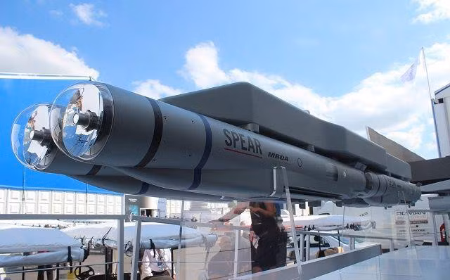 Năm 2010, Bộ Quốc phòng Anh và Tập đoàn MBDA (công ty cổ phần của Tập đoàn Airbus (37,5%), BAE Systems (37,5%) và Leonardo - Finmeccanica đồng nắm giữ (25%)) đã ký kết một số hợp đồng về phát triển các loại vũ khí khác nhau, một trong số đó là tên lửa không đối đất SPEAR 3.