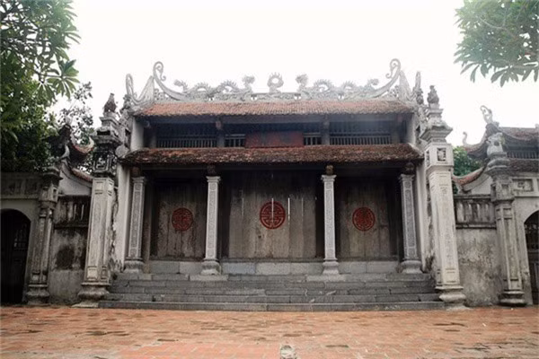Chùa Bà Đanh ở huyện Kim Bảng, tỉnh Hà Nam ngày nay. Ngôi chùa ở trên núi cao, đường đi lại khó khăn, nên trước đây ít người ghé tới. Chính vì lý do này, có thành ngữ “vắng như chùa Bà Đanh”. 