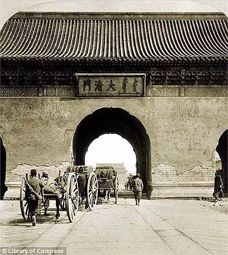 Lính gác hộ tống xe ngựa qua cổng thành phía nam ở Bắc Kinh, ảnh chụp năm 1901.
