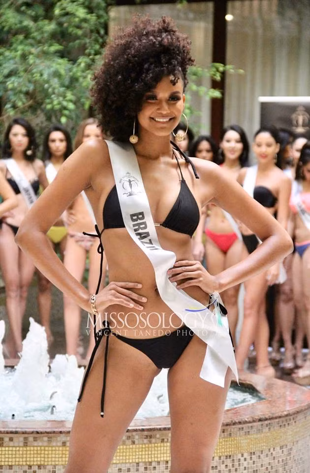 Đại diện Brazil - Barbara Reis - đứng thứ hai bảng đánh giá hiện tại. Cô gái 20 tuổi ghi điểm ở sự trẻ trung, tươi mới, nét cá tính khó trộn lẫn với những thí sinh khác. Theo Missosology, Barbara có kinh nghiệm làm mẫu nên thể hiện tốt ở các buổi chụp hình.