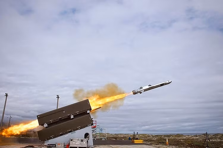 Hình ảnh tên lửa sát thủ khai hoả.