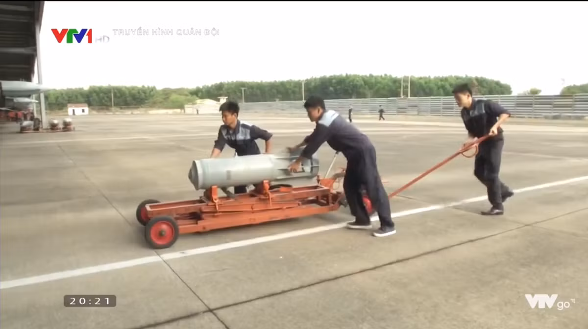Cũng trong hình ảnh phóng sự “Rèn luyện phi công trẻ trong bắn, ném bom đạn thật” trên kênh Truyền hình Quân đội, khán giả truyền hình cũng biết tới một trong loại bom được tiêm kích đa năng Su-30MK2 của Việt Nam sử dụng diễn tập bắn, ném bom đạn thật mới đây. Nguồn ảnh: Truyền hình Quân đội.