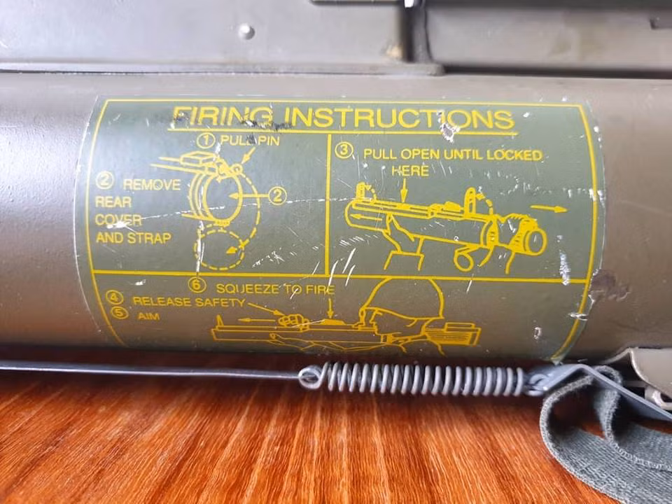 Cách thức triển khai và sử dụng M72 được in sẵn trên thân súng để bất cứ binh sĩ nào cũng có thể biết cách khai hỏa nó mà không cần qua đào tạo. Nguồn ảnh: Real Fake Guns.