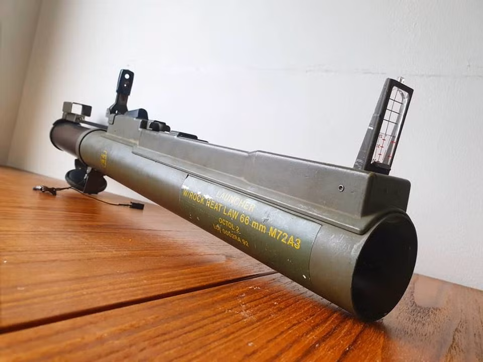 Về thiết kế của M72, nó sử dụng ống phóng rocket làm bằng sợi thủy tinh, đường kính 66mm. Bên trong ống phóng là một quả đạn nặng 2,4 kg, trọng lượng của súng chống tăng M72 chỉ nặng vỏn vẹn 2,6 kg. Nguồn ảnh: Real Fake Guns.