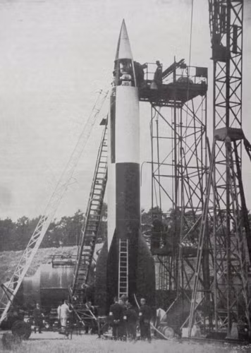 Đầu Thế chiến thứ 2, Hitler không hứng thú với các chương trình phát triển tên lửa khi cho rằng đây chỉ đơn giản là loại vũ khí đắt đỏ hơn với tầm bắn xa hơn. Tuy nhiên, khi cuộc chiến ngày càng ác liệt, trùm phát xít đã khởi động lại chương trình này ngày 22/12/1942 và cho sản xuất các tên lửa A4.