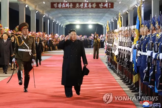 Dan chao don tau boc thep cua Chu tich Kim Jong-un tro ve Trieu Tien