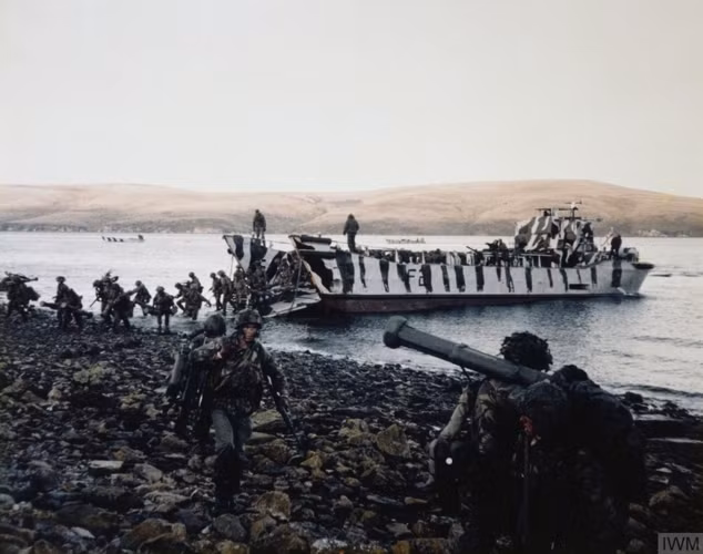 Ngày 21/05/1982, Khoảng 4.000 binh sỹ được đổ bộ lên San Carlos. Các cuộc đổ bộ gần như không gặp bất kỳ sự kháng cự nào đáng kể từ phía Argentina. Tuy vậy, trên không và trên biển, máy bay trực thăng và tàu chiến của Anh đã bị đối phương tấn công. HMS Ardent bị bắn trúng và chìm vào ngày hôm sau. (Ảnh Imperial War Museum)