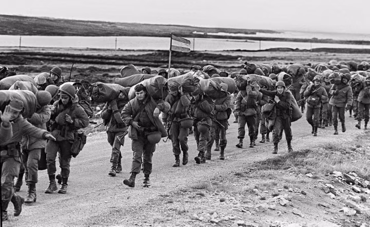 Cuộc chiến Falklands là một cuộc chiến tranh kéo dài 10 tuần giữa Vương quốc Anh và Argentina trên hai lãnh thổ thuộc Anh ở Nam Đại Tây Dương: Quần đảo Falklands và vùng phụ cận, Nam Georgia và Quần đảo Nam Sandwich. Tháng 03/1982, lực lượng cứu hộ Argentina đã chiếm đảo South Georgia, và cuộc xâm lược toàn diện Falkland bắt đầu từ ngày 02/04. (Ảnh Imperial War Museum).
